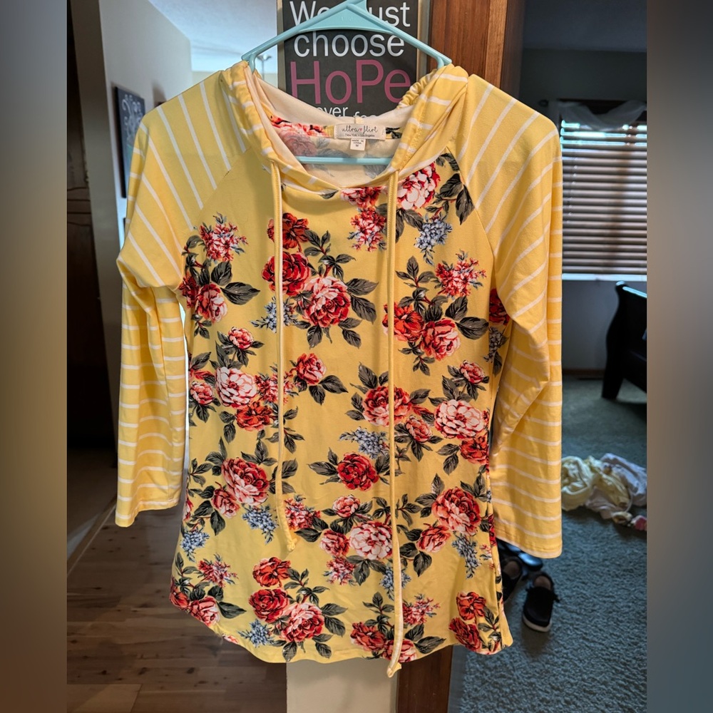 Women’s hooded flower 3/4 sleeve top